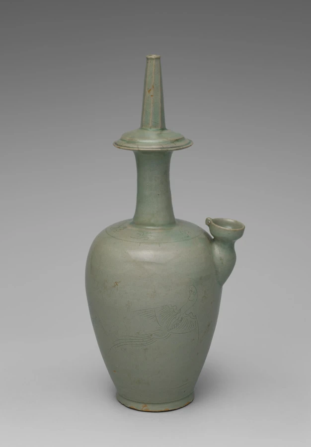 Water Ewer for Rituals with Incised Parrot Design